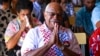 2022 年 12 月 18 日，人民联盟党领袖 Sitiveni Rabuka 在斐济苏瓦的斐济教师协会大厅举行的教堂礼拜中做手势