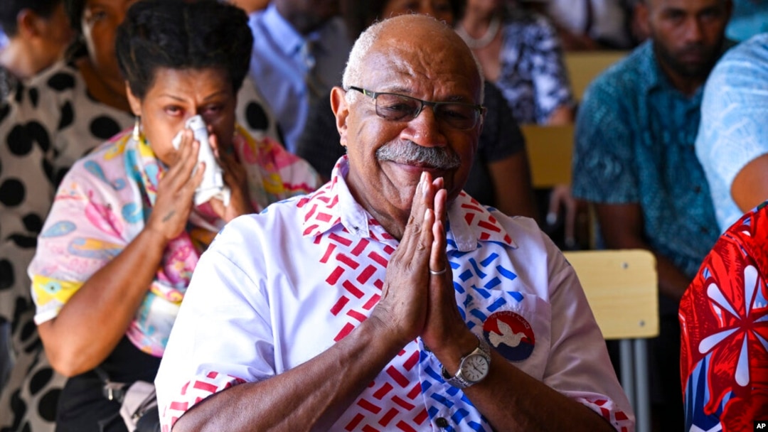 Pemimpin Partai Aliansi Rakyat Sitiveni Rabuka di Suva, Fiji, 18 Desember 2022. Ia bertemu dengan Ketua Persatuan Gerakan Pembebasan Papua Barat (ULMWP) Benny Wenda. (Foto: via AP)