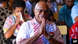 2022 年 12 月 18 日，人民联盟党领袖 Sitiveni Rabuka 在斐济苏瓦的斐济教师协会大厅举行的教堂礼拜中做手势