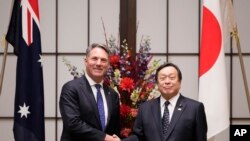 Deputy PM Australia Richard Marles (kiri), berfoto dengan Menteri Pertahanan Jepang Yasukazu Hamada sebelum pembicaraan mereka di Wisma Iikura di Tokyo, Jumat, 9 Desember 2022. (AP Photo/Hiro Komae, Pool)