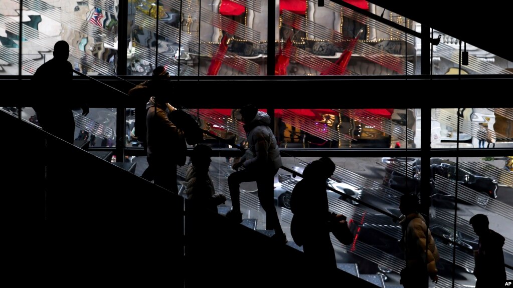 购物者黑色星期五在纽约一家耐克商店乘电梯上下（2022年11月25日）(photo:VOA)