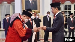 Presiden Joko Widodo melantik Guntur Hamzah sebagai hakim Mahkamah Konstitusi di Istana Negara Jakarta, Rabu (23/11/2022). (Twitter/setkabgoid)