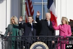 Presiden AS Joe Biden dan Ibu Negara Jill Biden menyambut Presiden Prancis Emmanuel Macron dan istrinya Brigitte Macron ke Gedung Putih di Washington, DC, pada 1 Desember 2022. (Foto: AFP/Ludovic MARIN)