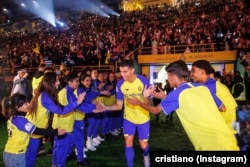 Para penggemar yang berkumpul meneriakkan namanya dengan keras saat dia berjalan mengelilingi stadion berkapasitas 25.000 tempat duduk itu sambil menandatangani bola dan melemparkannya ke tribun penonton. (Foto: Instagram Cristiano)