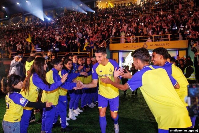 Para penggemar yang berkumpul meneriakkan namanya dengan keras saat dia berjalan mengelilingi stadion berkapasitas 25.000 tempat duduk itu sambil menandatangani bola dan melemparkannya ke tribun penonton. (Foto: Instagram Cristiano)