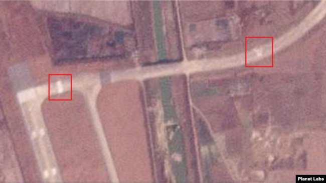북한이 지난달 ICBM을 발사한 지점 2곳에 하얀색 물체가 보인다. 왼쪽 사각형은 지난달 3일 발사지점이며, 오른쪽 사각형은 지난달 18일 발사가 이뤄진 곳이다. 자료=Planet Labs <p>