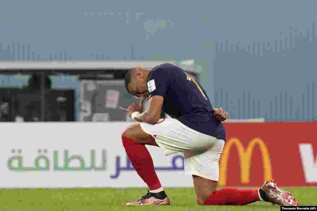 Kylian Mbappe celebra após marcar o primeiro golo contra a Dinamarca, em jogo do grupo D do Mundial, no Stadium 974 em Doha, Qatar. Nov, 26, 2022