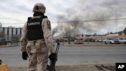 Un soldado mexicano monta guardia afuera de una cárcel estatal en Ciudad Juárez, México, el domingo 1 de enero de 2023. (AP Foto/Christian Chavez)