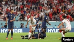 El Wahbi Khazri de Túnez celebra marcar su gol contra Francia (REUTERS/Carl Recine)