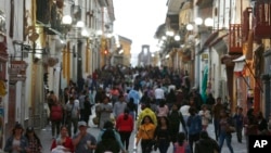 El Instituto Nacional de Estadística e Informática (INEI) de Perú reportó que más de 9 millones de personas estaban en situación de pobreza en 2022, un incremento de más de medio millón pobres que en 2021. Personas caminan en Ayacucho, Perú, el domingo 18 de diciembre de 2022. 