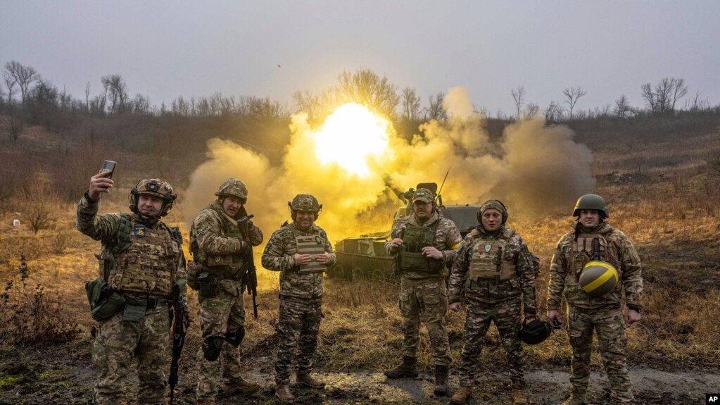 乌克兰军人在赫尔松地区前线向俄罗斯阵地炮击（2022年12月24日）(photo:VOA)