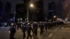 Policías chinos llegan a una protesta contra las restricciones contra el COVID-19 en Beijing, el 28 de noviembre de 2022.