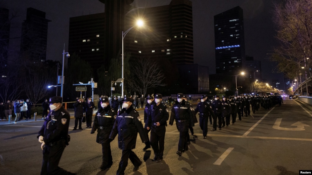 北京大批警察2022年11月28日抵达一个示威地点。（路透社）(photo:VOA)