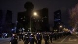 北京大批警察2022年11月28日抵达一个示威地点。（路透社）