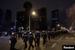 北京大批警察2022年11月28日抵达一个示威地点。（路透社）