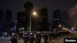 北京大批警察2022年11月28日抵達一個示威地點。（路透社）