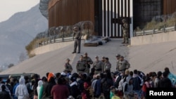 Miembros de la Guardia Nacional de Texas custodian a orillas del río Bravo, frontera entre EEUU y México, con el propósito de reforzar la seguridad fronteriza e inhibir el cruce de migrantes irregulares, visto desde Ciudad Juárez, México 20 de diciembre de 2022. 