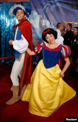 Сказочный принц и Белоснежка, персонажи мультфильмов Диснея на премьере фильма «Зачарованные» в Голливуде, Калифорния, 17 ноября 2007 года
