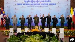 Sejumlah menteri pertahanan negara-negara Asia Tenggara berpose bersama dalam pertemuan di Siem Reap, Kamboja, pada 22 November 2022. (Foto: AP/Heng Sinith)