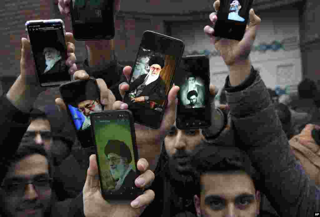 Иранските демонстранти покажуваат фотографии од врховниот водач Али Хамнеи на екранот на нивните мобилни телефони за време на нивниот протест против карикатурите објавени од францускиот сатиричен магазин Шарли Ебдо, пред француската амбасада во Техеран.