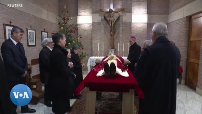 Mort de Benoît XVI, des milliers de fidèles au Vatican