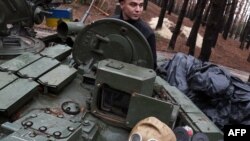 খারকিভ অঞ্চলের ফ্রন্টলাইনের কাছে দখল করা একটি রুশ ট্যাংক মেরামত করছেন ইউক্রেনের এক সেনাসদস্য, ২৬ নভেম্বর ২০২২।