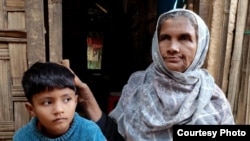 Umme Habiba, 7, anak tertua Hatemon Nesa, dan neneknya Anwara Begum, 55, saat berada di tempat tinggal mereka di Cox’s Bazar, Bangladesh, pada 10 Januari 2023. (Foto: Courtesy)