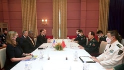 2022년 로이드 오스틴 미국 국방장관(왼쪽)과 웨이펑허 중국 국방부장이 제9차 아세안 확대 국방장관회의가 열린 캄보디아 시엠립에서 별도의 양자 회담을 했다. (자료사진)