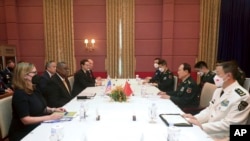 지난 2002년 로이드 오스틴 미국 국방장관(왼쪽)과 웨이펑허 중국 국방부장이 제9차 아세안 확대 국방장관회의가 열린 캄보디아 시엠립에서 별도의 양자 회담을 했다. (자료사진)