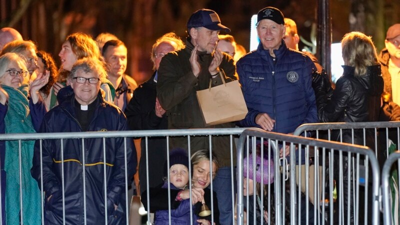 Biden, Family Attend Christmas Tree Lighting on Nantucket