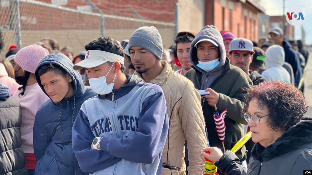 Cientos de migrantes esperan en un limbo por la resolución de su estatus migratorio en los alrededores de la iglesia Sagrado Corazón de El Paso, Texas, el 7 de enero de 2023.&nbsp;