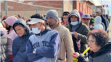 ARCHIVO - Migrantes esperan en los alrededores de la iglesia Sagrado Corazón de El Paso, Texas, el 7 de enero de 2023. 