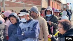 ARCHIVO - Migrantes esperan en los alrededores de la iglesia Sagrado Corazón de El Paso, Texas, el 7 de enero de 2023. 