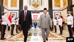 Menteri Pertahanan Indonesia Prabowo Subianto (kanan) dan Menteri Pertahanan AS Lloyd Austin (kiri) meninggalkan konferensi pers bersama setelah pertemuan di Jakarta, 21 November 2022. (WILLY KURNIAWAN / POOL / AFP)