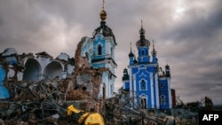 Trabajadores de la construcción suben al techo de una iglesia destruida en el pueblo de Bohorodychne, región de Donetsk, Ucrania, el 4 de enero de 2023, en medio de la invasión rusa de Ucrania.