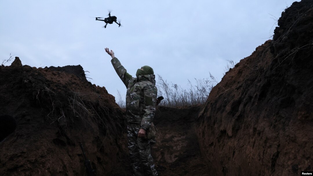 Украинский военный запускает дрон в районе Бахмута