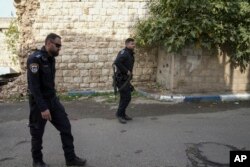 Polisi Israel berjalan menuju rumah penyerang keturunan Arab di Kfar Qassem, Israel, Jumat, 23 Desember 2022. (AP/Mahmoud Illean)