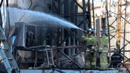 Petugas pemadam kebakaran memadamkan trafo yang rusak di Donetsk yang dikuasai Rusia, Ukraina timur, Selasa, 6 Desember 2022. (AP Photo/Alexei Alexandrov)