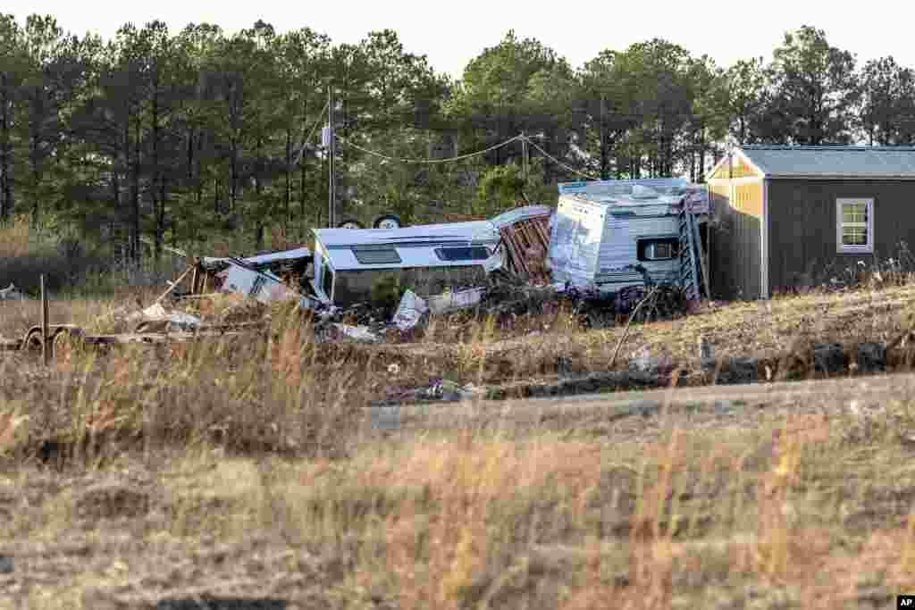 Múltiples estructuras fueron aplastadas juntas en County Road 43 como consecuencia de las severas condiciones del clima.&nbsp; Un sistema de tormenta gigante que se desplaza por el sur de EEUU provocó un tornado el jueves que destrozó las paredes de las casas, derribó techos y arrancó árboles en Selma, Alabama.