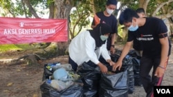 Anak-anak dalam Aksi Generasi Iklim mengumpulkan sampah plastik di tepi pantai desa Balaesang Tanjung, Kabupaten Donggala, Sulawesi Tengah, Minggu (22 Mei 2022) (Foto : VOA/Yoanes Litha)