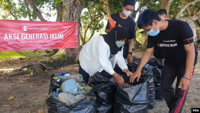 Anak-anak dalam Aksi Generasi Iklim mengumpulkan sampah plastik di tepi pantai desa Balaesang Tanjung, Kabupaten Donggala, Sulawesi Tengah, Minggu (22 Mei 2022) (Foto : VOA/Yoanes Litha)