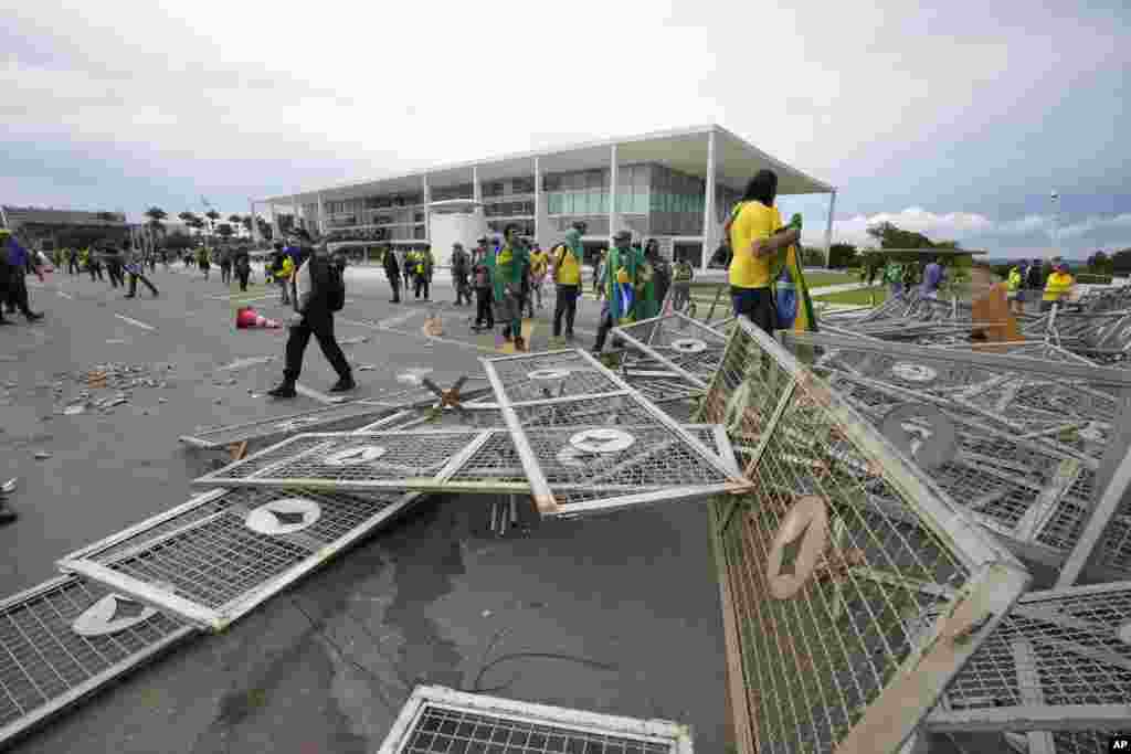 Los destrozos se extendieron hasta la sede del Gobierno, el palacio de Planalto, donde apenas una semana antes había jurado el cargo el nuevo presidente de Brasil, Lula da Silva.