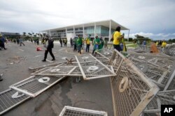 Pristalice bivšeg predsjednika Bolsonara upale su u palatu Planalto - zvaničnu rezidenciju predsjednika u Braziliji, 8. januara 2023.