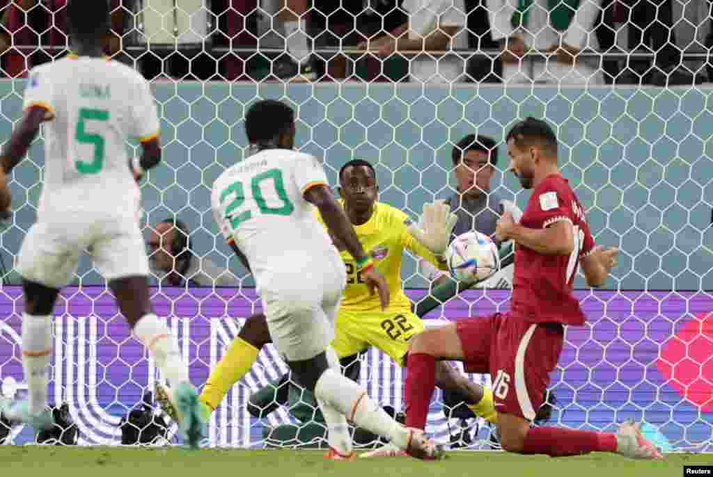 Bamba Dieng marca o terceiro golo contra o Qatar em jogo do grupo A no estádio Thumama, em Doha. Mundial do Qatar 2022, 25 de novembro