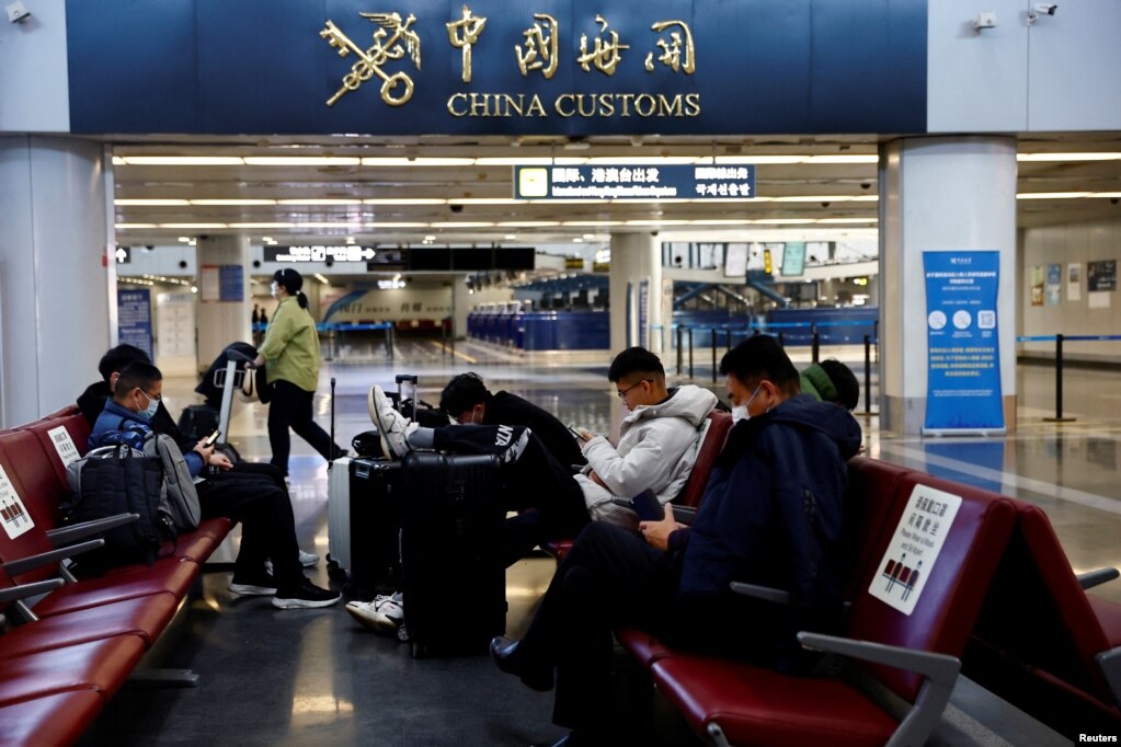 北京国际机场候机的旅客 (2022年12月27日)(photo:VOA)