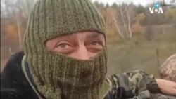 Волонтери во Украина плетат топла облека за украинските војници