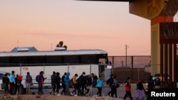 Migrantes cruzan el Río Bravo en Ciudad Juárez, México, hacia Estados Unidos.