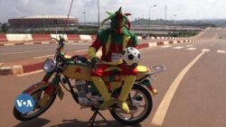 "Père Zidane", motard et "fou de foot" à Yaoundé