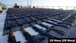 نیروی دریائی آمریکا بیش از ۲ هزار مسلسل عازم تحویل به حوثی‌های یمن را در دریای عمان توقیف کرد
