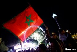 Suporter Maroko di Nice, Prancis, merayakan kemenangan tim Atlas Singa atas Portugal pada 10 Desember 2022. (Foto: Reuters)